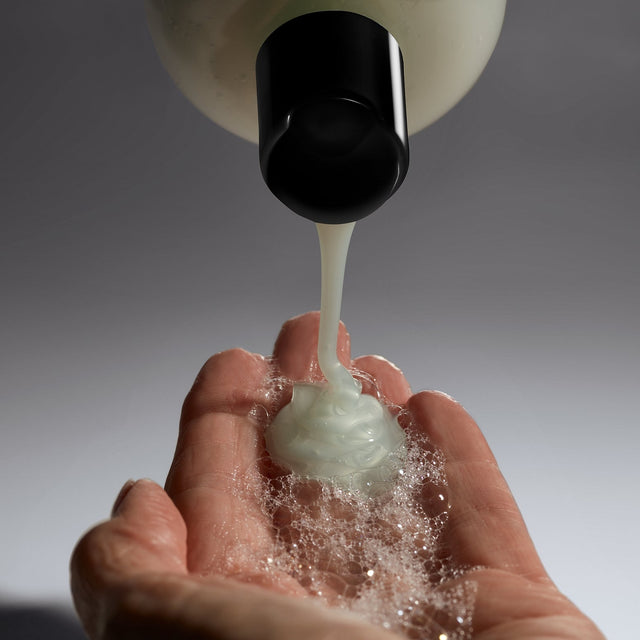 white pear hydrating shower gel